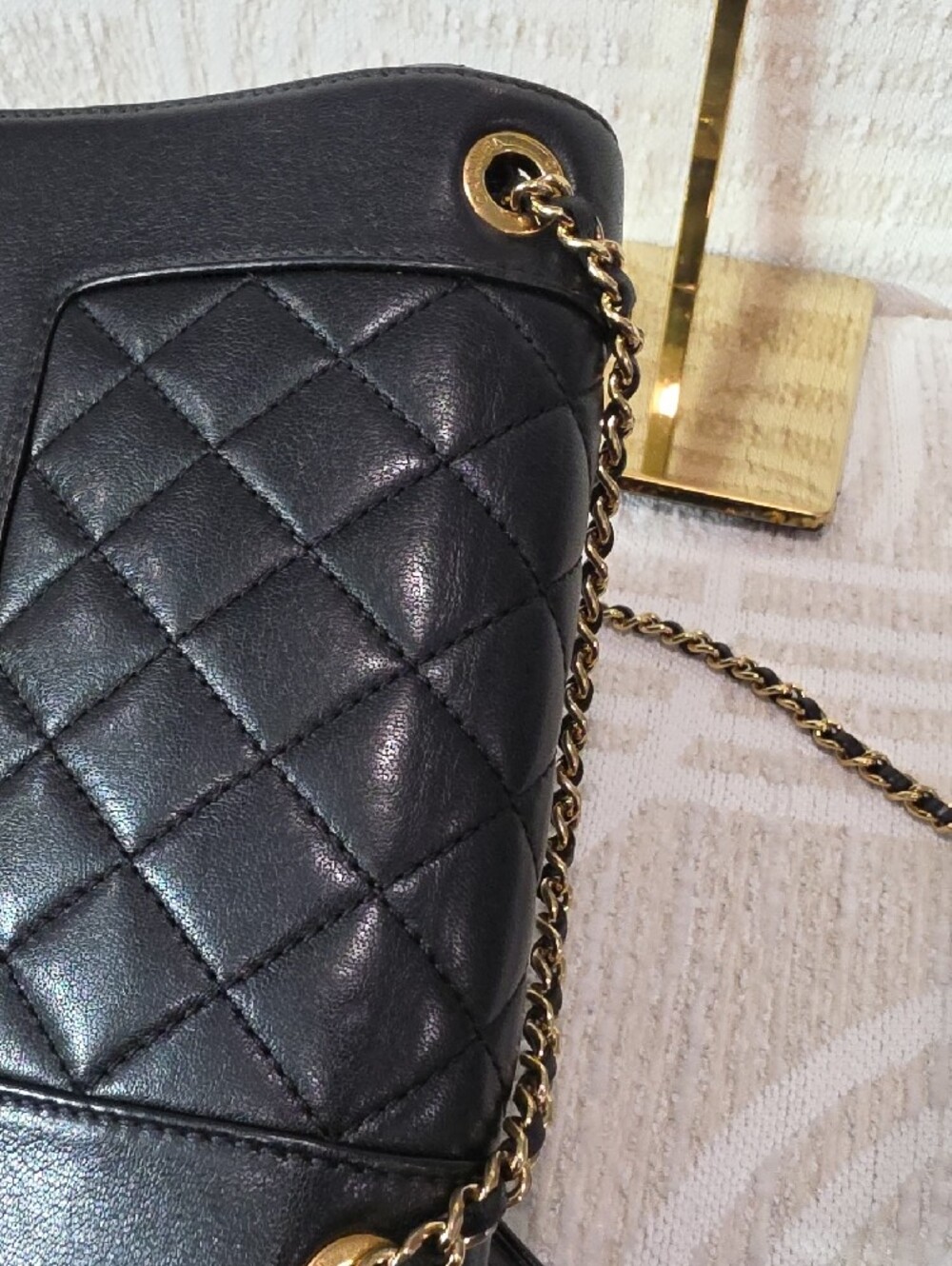 CHANEL Black Quilted Leather Shoulder Bag with Gold Chain - Picture 9 of 16